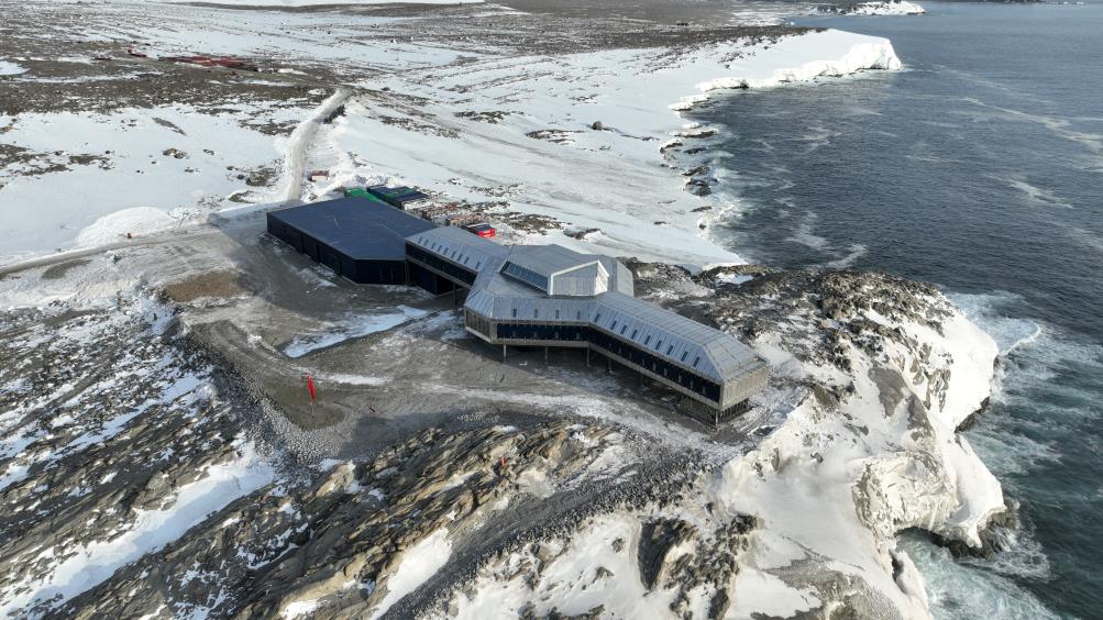 2024年2月6日拍摄的中国南极秦岭站（无人机照片）。新华社发（祝贺摄）