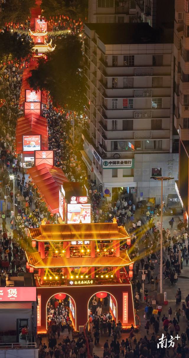 2月6日，广州越秀西湖花市吸引许多市民来体验热闹的年味儿。