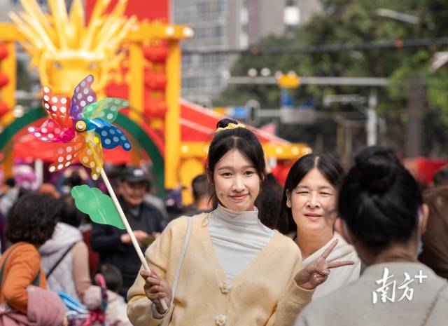 2月6日，广州荔湾花市，市民在牌楼前打卡拍照。