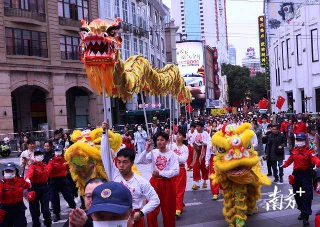 2月6日，广州越秀区西湖花市开市，在北京路上演精彩的舞狮舞龙巡游表演。