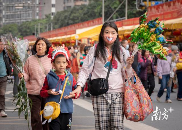 2月6日，荔湾区传统花市开锣，市民带着小朋友前来逛花市，行大运。