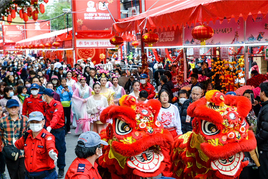 花市上的民俗巡游。新华网 钟涌 摄