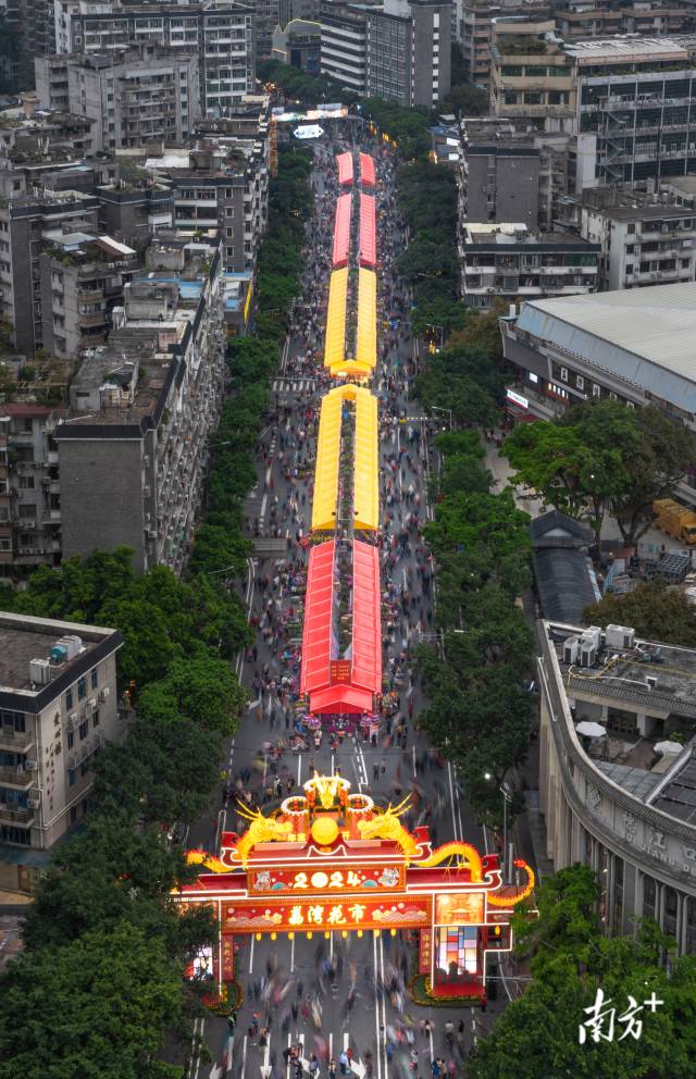 2月6日，广州荔湾传统花市，时隔4年重回荔湾路，傍晚牌楼亮灯，吸引无数市民前来逛花市，行大运。