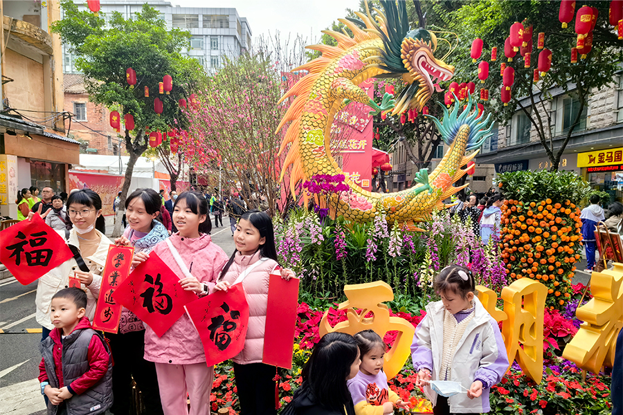 小朋友在花市上合影。新华网 卢鉴 摄