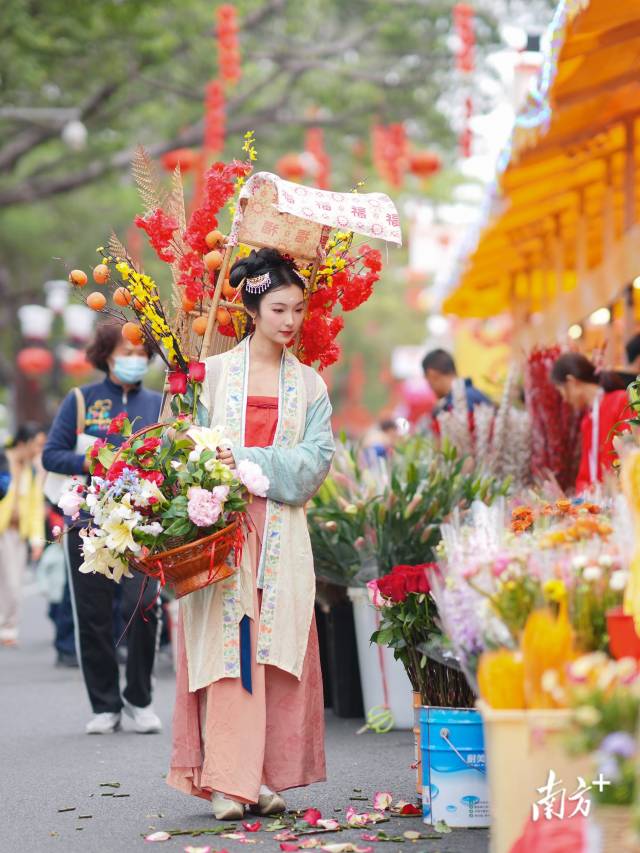 2月6日，广州海珠花市，行走在鲜花之间的“花仙子”，成为2024海珠滨江花市一道亮丽风景线。