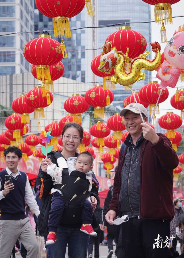 2月5日，盛大的迎春花市活动在广州市番禺区万博中心商业街举行。市民带着娃高高兴兴地逛花市。