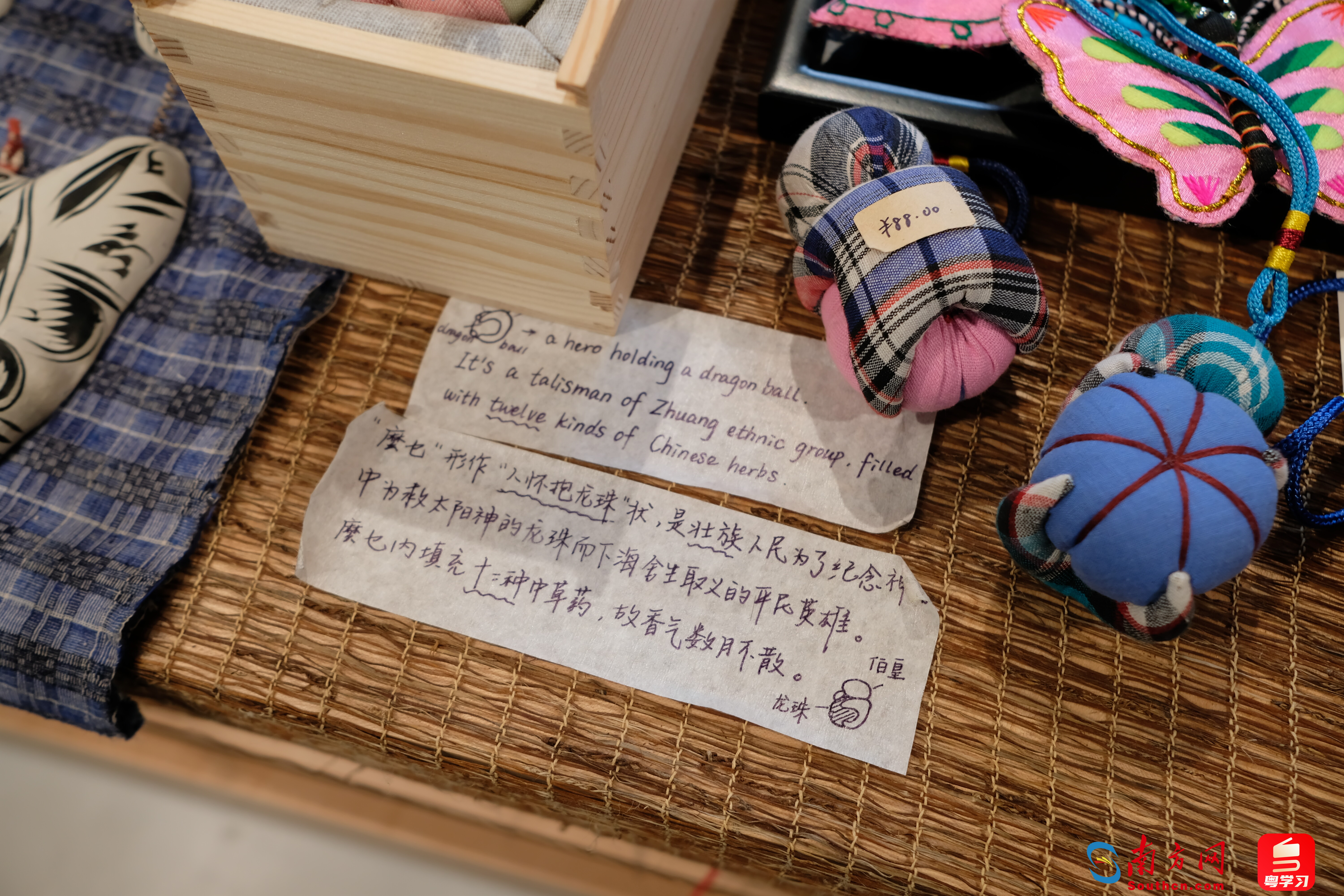 在被外国游客询问过手艺品的蕴意后，店主贴心地配上了英文翻译。（摄影：夏偲婉）