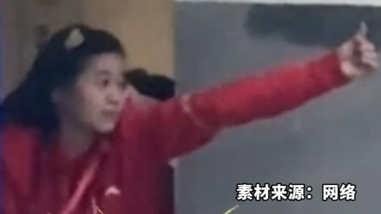 全红婵松弛观赛，为队友加油！“一会嘟嘴一会鼓掌，可可爱爱”