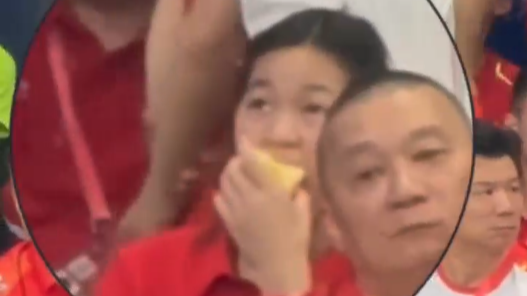 首胜后全妹状态松弛！卖力为队友加油