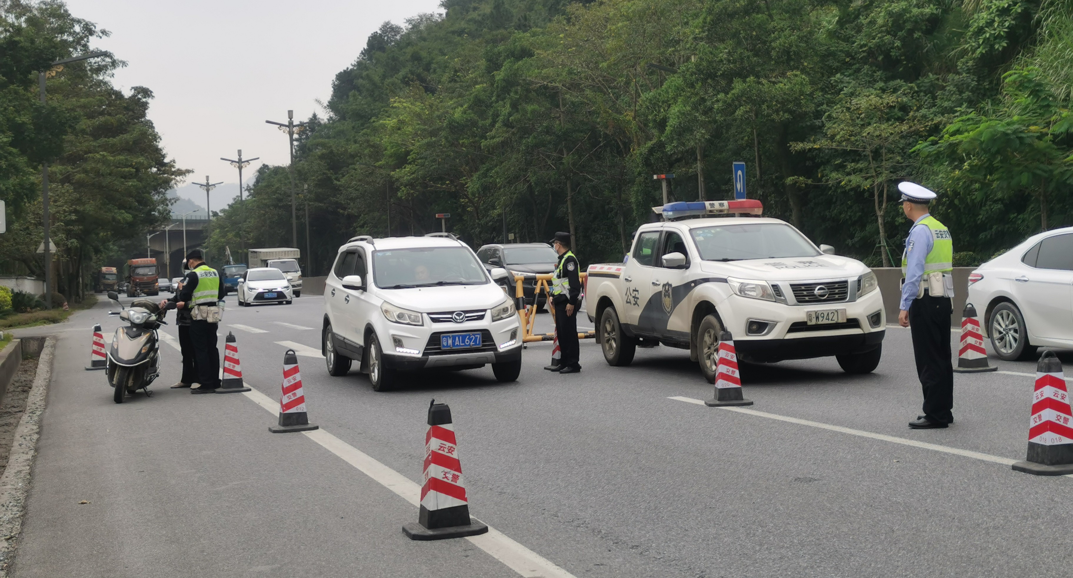 云安交警强化路面管控 全力保障十五运会交通有序