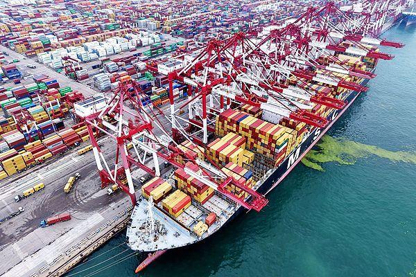 世界第四大港山东港口青岛港运输繁忙