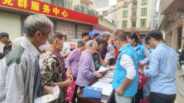 云安区高村镇社工站开展惠民政策宣传活动