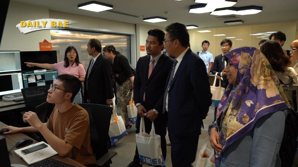 ASEAN Diplomats Explore AI Lab in Shenzhen – Education Collaboration on the Horizon!