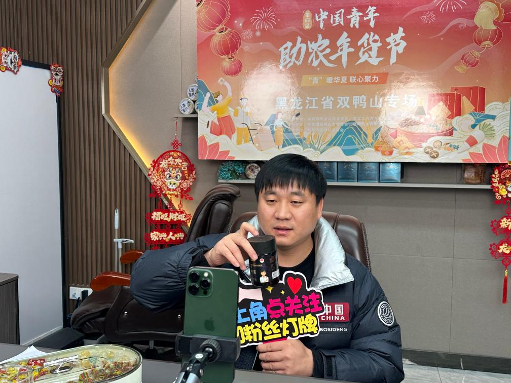 2月1日，卢战开在直播销售蜂蜜。（受访者供图）