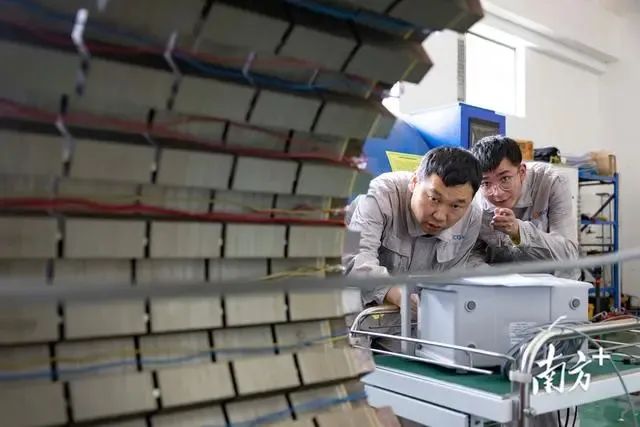 首席技师、中广核核电运营有限公司发电机检修工王建涛正在进行发电机检修实验。