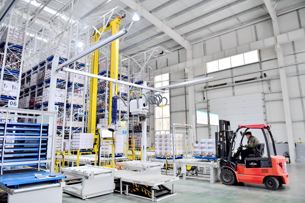 2月20日，在邯郸市永年区一家紧固件生产企业，工人在智能仓储车间装卸货物。新华社记者 王晓 摄
