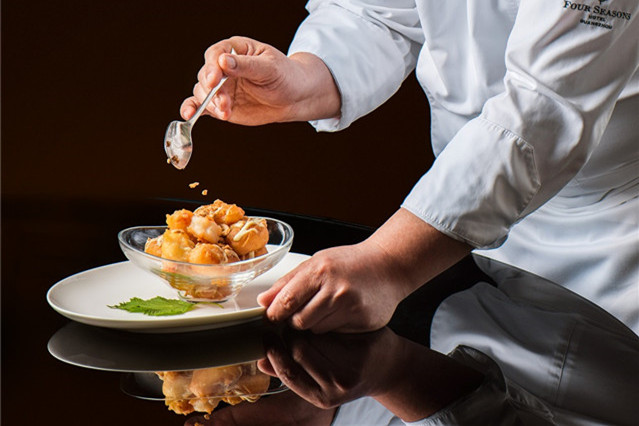 Yu Yue Heen at Four Seasons Hotel GZ honored with Michelin One Star Restaurant for two consecutive years