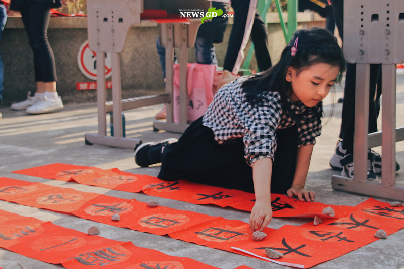 People in Chaozhou prepare to celebrate Chinese New Year（Photo: Weng Jiali）