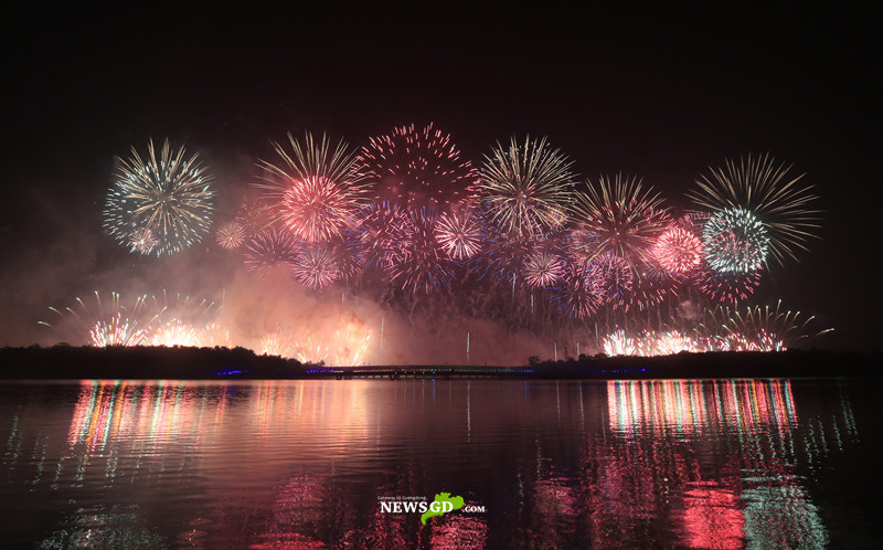 Firework shows held in Shenzhen, October 1st, 2019. (Photo: Lu Li)
