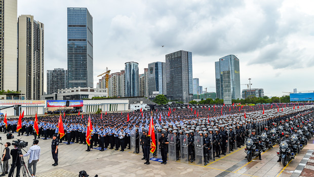 Shenzhen police start summer training to strengthen security 