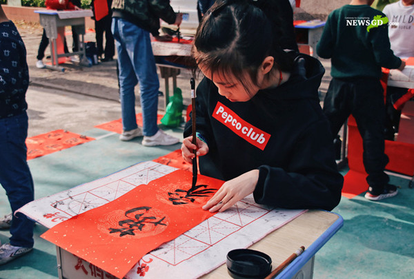 People in Chaozhou do preparation for Chinese New Year