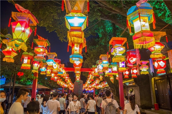 People enjoy National Day holiday across Guangdong