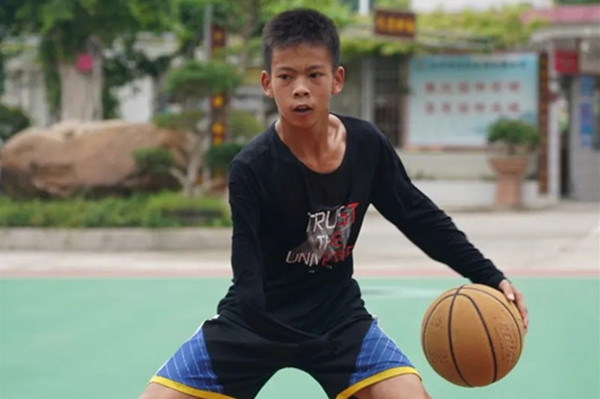 13-year-old one-arm teenager amazes Chinese netizens on social media through superb basketball skills