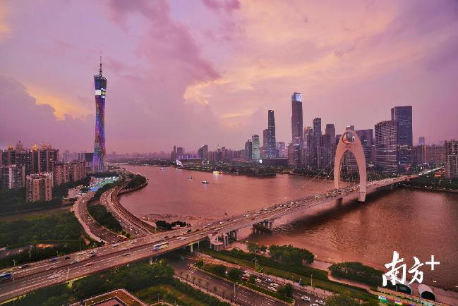 Beautiful sunset glow in Guangzhou made a hit on social media