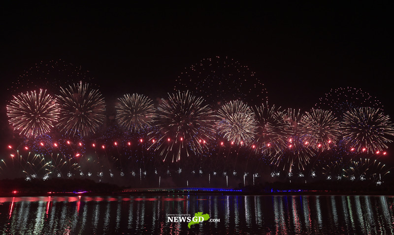 Firework shows held in Shenzhen, October 1st, 2019. (Photo: Lu Li)