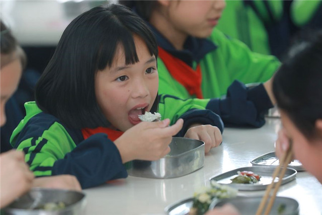 School canteens open kitchens for public supervision