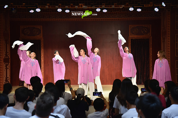 Youth from six countries experiencing Cantonese Opera. (Photo: Steven Yuen)