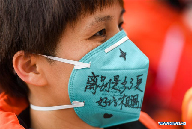 Medical workers from Guangdong leave Wuhan after finishing their task