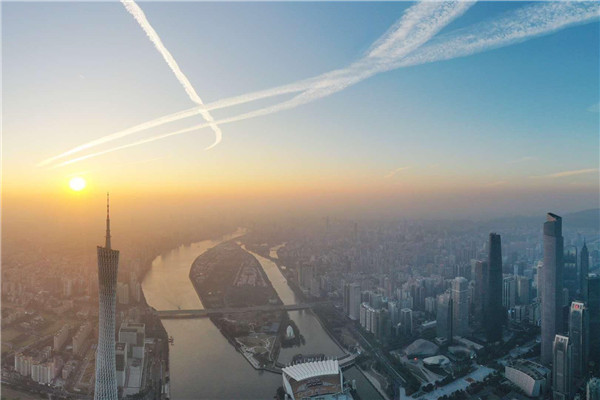 Amazing contrails in Guangzhou became a hit on social media