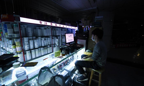 A commercial tenant prepares goods in a market which has not been completely reopened at Huaqiangbei commercial area in Shenzhen, south China's Guangdong Province, Feb. 24, 2020. Huaqiangbei, a renowned commercial area in Shenzhen for electronics markets, has set up some 100 tents outdoor for commercial tenants to help them resume businesses with epidemic prevention and control measures. (Xinhua/Mao Siqian) 