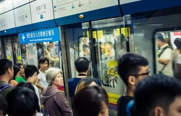Bilingual | Guangzhou Metro, most busiest metro in China