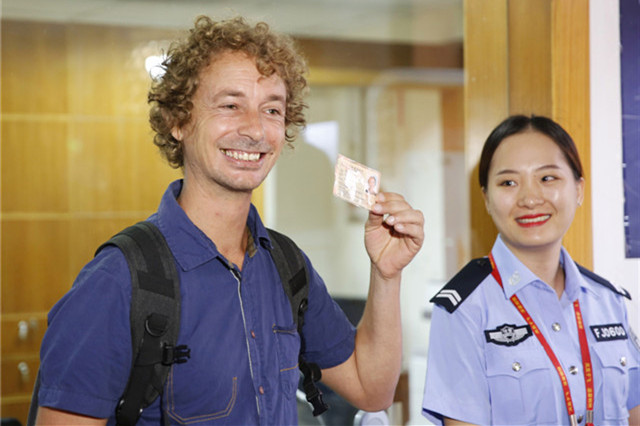 First temporary driver's permit for foreign tourist issued by Hainan