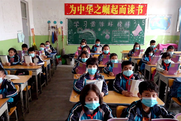 Guangdong teacher in Xinjiang: I will come back here after retirement