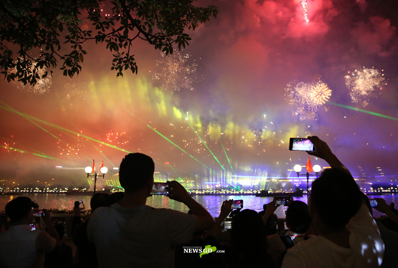 Firework shows held in Guangzhou, October 1st (Photo: Xiao Xiong)