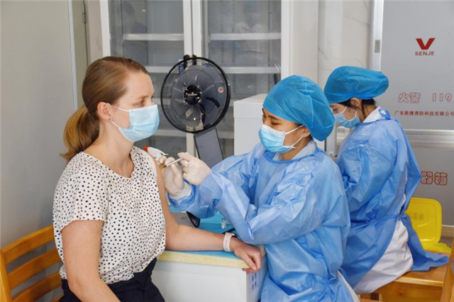 Expats vaccinated against COVID-19 in Guangzhou's Baiyun