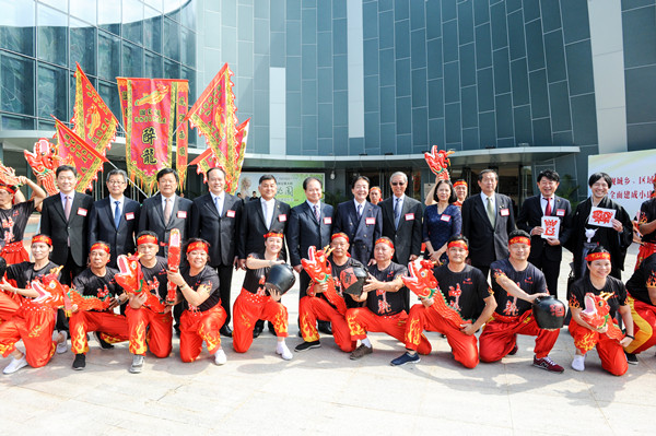 In December 2018, the Moriguchi delegation took a group photo with the intangible cultural heritage Drunken Dragon when attending the 30th anniversary of the establishment of sister city relations between Zhongshan and Moriguchi.