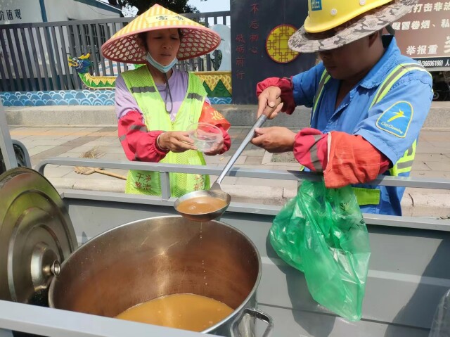 人和镇市政服务所熬制了多款消暑糖水，并第一时间送到各路段环卫工人的手中。