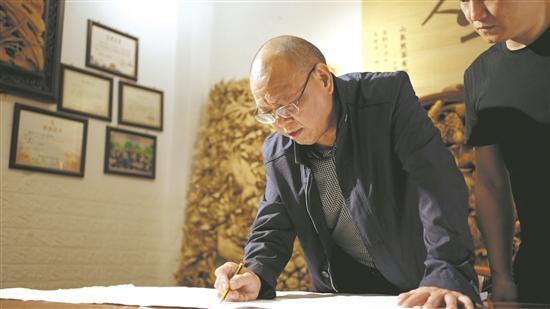 Master woodcarver Li Zhongqing: From 'craftsman' to 'guardian of craftsmanship' | Master's Studio