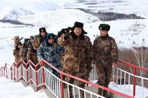 2014年1月26日上午，习近平来到内蒙古边防某团三角山哨所，看望正在执勤的战士。新华社记者 李刚 摄