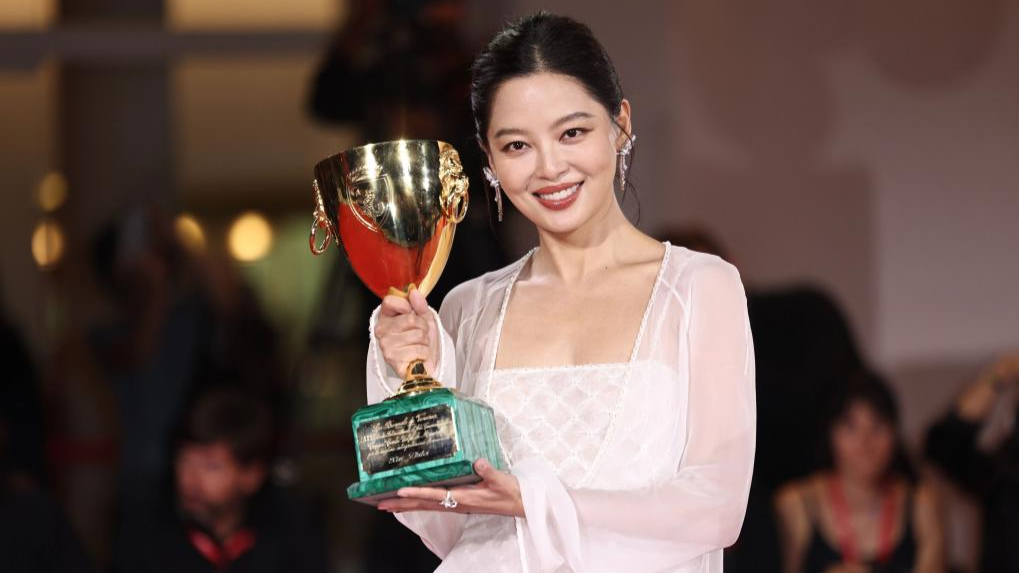 L'actrice chinoise Xin Zhilei remporte le prix de la meilleure actrice à la 82e Mostra de Venise