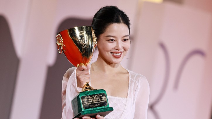 中国演员辛芷蕾获第82届威尼斯电影节最佳女演员奖