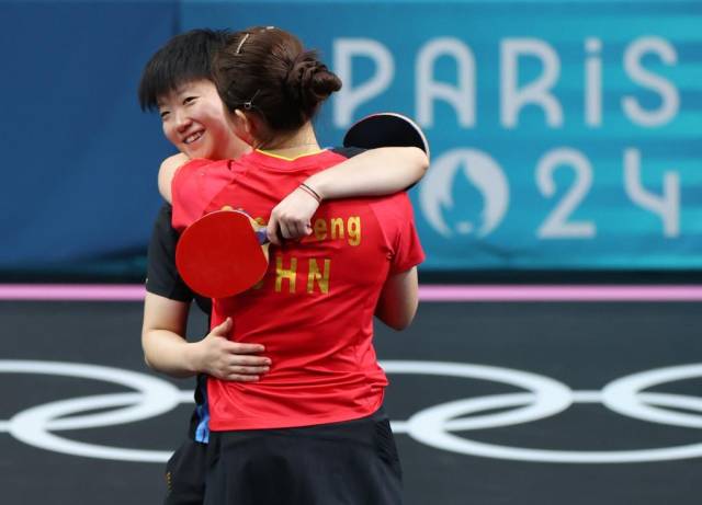 8月3日，陈梦、陈梦孙颖莎在比赛后拥抱。拥抱新华社记者 刘续 摄