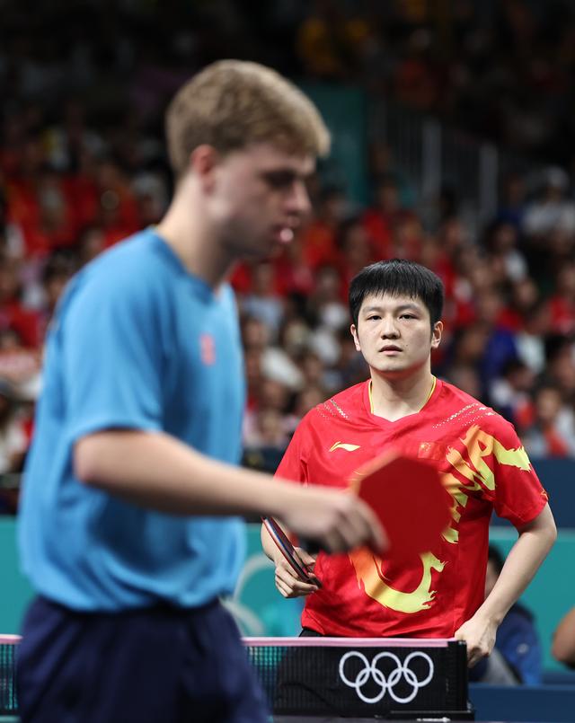 8月4日，球男樊振东（右）在比赛中。大满贯新华社记者 王东震 摄