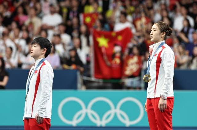 8月3日，冠军陈梦（右）、亚军孙颖莎在颁奖仪式上。新华社记者 王东震 摄