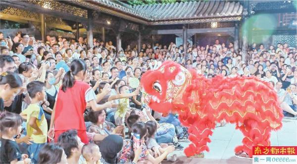 佛山市祖庙博物馆的夜间展示让众多观众感受别样风情。