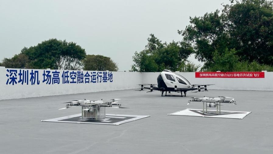 Low-altitude flight simulates baggage delivery in airport area in Shenzhen